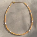 Gedetailleerd overzicht van de handgemaakte oranje kristallen en witte kralenketting - Ketting 4 (38+5cm)