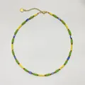 Detailweergave van een kleurrijke kralen choker met groene, gele en blauwe stenen - Ketting 7 (38+5cm)