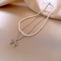 Elegante collar de perlas de doble capa con colgante de lazo de circonita para mujer - Collar-Plata-Blanco