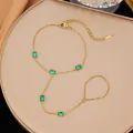 Dettaglio del bracciale a mano in acciaio inossidabile dorato con cristalli verdi - Stile Cinque Strass Verdi (E2551)