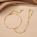 Detailansicht der vergoldeten Edelstahl-Handkette mit kleinen Perlenakzenten - Perlenkette Handkette (Gold)