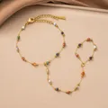 Detailansicht der vergoldeten Edelstahl-Handkette mit bunten facettierten Perlen - Handkette / Bunte Perlen - Gold