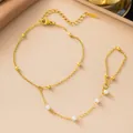 Dettaglio di una catena da mano in acciaio inossidabile dorato con perle e palline. - Stile Perla e Perlina Dorata (E2288)
