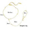 Elegante bracciale da mano in acciaio inossidabile dorato con perle bianche e sfere, 1,9g - Stile Perla e Perlina Dorata (E2288)