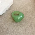 Anello geometrico minimalista in resina verde traslucida con un design contemporaneo - Anello N. 17 - Verde