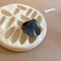 Minimalistischer dunkelblauer Harzring in geometrischer Ovalform auf Keramiktablett - Schwarz