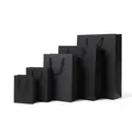 Vista detallada de varios tamaños de bolsas de regalo negras mate con asas. - 12cmx5.7cmx16cm (Vertical) / Negro