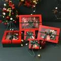 Rode kerstcadeaudoos met een transparant venster en groen Merry Christmas striklint - Kerst Groen Strik Cadeaudoos met Draagkoord / 12*12*10cm