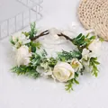 Vue détaillée d'une couronne de fleurs de pivoine blanche artificielle avec ruban - Couronne de Fleurs de Pivoine Blanc Crème (QH4013)
