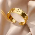 Elegante 18K vergulde roestvrijstalen brede manchetarmband met reliëf klaverpatronen - Vintage Vierbladig Bloemreliëf Brede Stijl (B1260G)