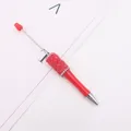 Roter DIY Perlen-Kugelschreiber mit funkelndem Strass-Griff auf weißem Grund. - Bruchstein-Stil / Rot