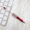 Roter DIY-Perlenkugelschreiber mit Perlen und Strasssteinen auf Tastatur - Perlenstil / Rot