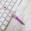 Eleganter violetter DIY-Perlenkugelschreiber mit Perlenakzenten auf weißer Tastatur - Perlenstil / Perlmutt Rosa-Lila