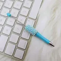 Handgefertigter hellblauer DIY-Perlenkugelschreiber mit eleganten Perlen- und Strassakzenten - Perlenstil / Macaron Blau