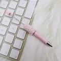 Eleganter rosa DIY-Perlenkugelschreiber mit funkelnden weißen Perlen und Strasssteinen - Perlenstil / Süßigkeiten Hellrosa