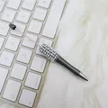 Eleganter dunkelgrauer DIY-Kugelschreiber mit Perlen und Kristallen auf weißer Tastatur - Perlenstil / Glazed Gray