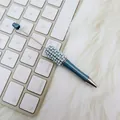 Blauer DIY-Perlenkugelschreiber mit irisierendem Strass- und Perlenbesatz am Gehäuse. - Perlenstil / Glasur Blau