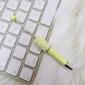 Gelber DIY Perlen-Kugelschreiber mit funkelnden Strass-Akzenten auf weißer Tastatur. - Perlenstil / Milchgelb