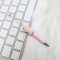 Rosa DIY-Perlen-Kugelschreiber mit Glitzersteinen und Perlen auf weißer Tastatur - Sonnenblume / Süßigkeiten-Hellrosa