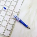 DIY-Perlenkugelschreiber mit blauen Strasssteinen und Perlen auf weißem Fell - Sonnenblume / Fluoreszierendes Blau
