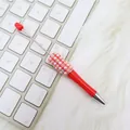 Schicker roter DIY Perlenstift mit Strass- und Perlengriff auf einer weißen Tastatur - Sonnenblume / Fluoreszierendes Rot