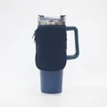 Πλευρική όψη μπλε κούπας 40oz με θήκη αξεσουάρ από νεοπρένιο και φερμουάρ - Μονή Τσέπη Ναυτικό Μπλε