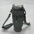 Γκρίζα θήκη μεταφοράς ποτηριού 40oz με δύο τσέπες και ρυθμιζόμενο ιμάντα ώμου - Μεγάλη θήκη ποτηριού και τσέπη (στιλ μπρελόκ) - Γκρι