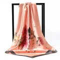 Pfirsichfarbenes 90cm Satin-Viereckstuch mit elegantem rotem Blumendruck und grauem Rand - 90x90cm / Lachsrosa Großer Blumenstil (025)