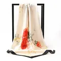 Eleganter 90 cm champagnerfarbener Satinschal mit rotem Blumendruck und schwarzem Rand - 90x90cm / Creme Pfingstrose Blumenstil (026)