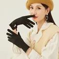 Detail van zachte zwarte winterhandschoenen met touchscreen-tips en decoratieve pompons - Pluche Bal Knoop Stijl (021) / Zwart