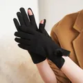 Gedetailleerde weergave van zwarte winterhandschoenen met handige touchscreen-vingers - Pom-pom Gebreide Touchscreen Stijl (051) / Zwart