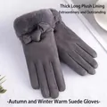 Detailweergave van grijze suède handschoenen met pluche bontmanchetten en strik. - Strik Bontmanchet Stijl (257) / Grijs