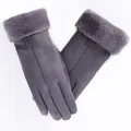 Detail van grijze winterhandschoenen met dikke imitatiebontmanchetten en suèdetextuur - Bontmanchet met Label Decor (258) / donkergrijs