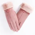 Detailweergave van roze suède winterhandschoenen met pluchen randen van imitatiebont - Bontmanchet met Label Decor (260) / Roze
