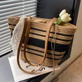 Grand sac fourre-tout en paille tissée avec des rayures noires et bretelles marron - Aplatie (Largeur Supérieure 38 * Hauteur 25) / Kaki Contraste Noir Avec Doublure à Cordon