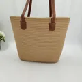 Bolso tote grande de paja tejida con correas marrones para el estilo de primavera - Parte superior abierta / Caqui