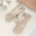Elegante beige gebreide winterhandschoenen met parelknoop en bloemenborduursel - Bloemenborduurwerk Parel Stijl (027) / Beige