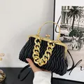 Elegante borsa a conchiglia plissettata nera con catena dorata e chiusura a scatto vintage - Nero