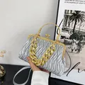 Elegante borsa a conchiglia argento a pieghe con catena dorata e chiusura a scatto chic - Argento
