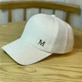 Detalle de una gorra de béisbol blanca de malla con patrón de cuadros y logo M - Adulto 54-60 Ajustable / Blanco