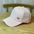Vista detallada de la gorra de béisbol de malla a cuadros rosa con logo M - Adulto 54-60 Ajustable / Rosa
