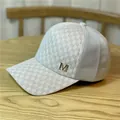 Vista detallada de gorra de béisbol de malla a cuadros plateados con logo M brillante - Adulto 54-60 Ajustable / Gris