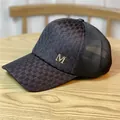Gorra de béisbol de malla negra para mujer con patrón de cuadros y logo M dorado - Adulto 54-60 Ajustable / Negro