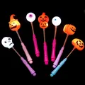 Premium Halloween LED Kürbis und Totenkopf Leuchtstäbe mit bunten Federgriffen - Blasgeformter Halloween-Federstab