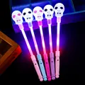 Halloween LED leuchtende Totenkopfstäbe in verschiedenen Farben für Gruselpartys - Totenkopf-Zauberstab