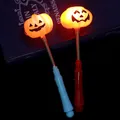 Halloween LED-Kürbis-Leuchtstäbe mit blauen und roten Federgriffen für Party-Deko - Blasgeformter flacher Kürbis-Federstab