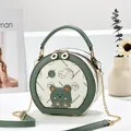 Sac à bandoulière rond élégant vert forêt pour femme avec motif d'ours mignon. - Vert