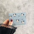 Gros plan d'un mini portefeuille à trois volets avec un motif de vache mignon - Style Court 3 Plis / Vache mignonne - Bleu