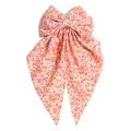 Detalle del lazo de tela con flores rosas y cintas largas para accesorios del cabello - Rosa