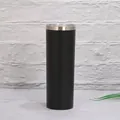 Gros plan d'un gobelet isotherme en acier inoxydable noir mat de 20oz avec son couvercle - 600ml / Noir
